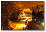 Ingresso in grotta. Il passaggio è ampio ed è stata costruita una passerella per permettere l'ingresso in grotta. Negli anni che precedevano il 1991 era proprio la mancanza di questo passaggio a precludere l'ingresso in grotta