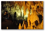 Sala delle concrezioni e Lago Negro, tra la prima e la seconda cascata delle grotte. La formazione di concrezioni insieme alle luci disposte dai tecnici rende il paesaggio davvero affascintante. La presenza dell'acqua è costante e le grotte rappresentano una delle magnificenze che madre natura ci propone