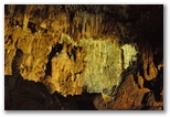Sala delle concrezioni e Lago Negro, tra la prima e la seconda cascata delle grotte. La formazione di concrezioni insieme alle luci disposte dai tecnici rende il paesaggio davvero affascintante. La presenza dell'acqua è costante e le grotte rappresentano una delle magnificenze che madre natura ci propone