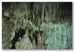Sala delle concrezioni e Lago Negro, tra la prima e la seconda cascata delle grotte. La formazione di concrezioni insieme alle luci disposte dai tecnici rende il paesaggio davvero affascintante. La presenza dell'acqua è costante e le grotte rappresentano una delle magnificenze che madre natura ci propone