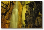 Saal des Zweiten Wasserfalls: der Endpunkt der touristischen Route. Wir befinden uns über einen Kilometer im Inneren des Berges, mit einem Höhenunterschied von 125 Metern vom Eingang. Die Höhlen setzen sich noch über 4 km fort, wovon mehr als 1 km erforscht ist. Der Wasserfall ist wirklich beeindruckend.
