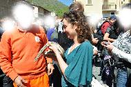 La processione e l'attesa della processione durante la messa a Cocullo