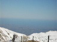 Gran Sasso d'Italia von Campo Imperatore aus gesehen. Valle Fredda, angrenzendes Tal, über das man bis zur Talstation der Gran-Sasso-Seilbahn abfahren kann – L'Aquila
