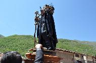 La processione e l'attesa della processione durante la messa a Cocullo