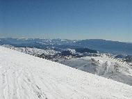 Gran Sasso d'Italia vu depuis Campo Imperatore. Valle Fredda, vallée adjacente permettant de redescendre à la base du téléphérique du Gran Sasso d'Italia skis aux pieds - L'Aquila