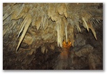 Sala delle concrezioni e Lago Negro, tra la prima e la seconda cascata delle grotte. La formazione di concrezioni insieme alle luci disposte dai tecnici rende il paesaggio davvero affascintante. La presenza dell'acqua è costante e le grotte rappresentano una delle magnificenze che madre natura ci propone