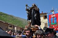 La processione e l'attesa della processione durante la messa a Cocullo