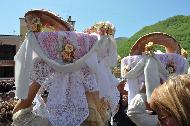 La processione e l'attesa della processione durante la messa a Cocullo
