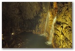 Saal des Ersten Wasserfalls: ein majestätischer Raum, in dem der Wasserfall zwischen Sommer und Winter stark variiert. Im Winter ist das Wasservolumen deutlich größer.