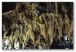 Salle des Concrétions et Lac Noir. L’une des zones les plus envoûtantes de la grotte grâce à la présence constante de l’eau.