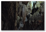 Saal der Formationen und Schwarzer See, zwischen dem ersten und zweiten Wasserfall. Die Beleuchtung und die Formationen schaffen eine fesselnde Landschaft.
