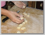 Gli gnocchi fatti in casa al sugo di castrato