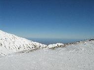 Gran Sasso d'Italia vu depuis Campo Imperatore. Remontées mécaniques de Campo Imperatore - L'Aquila