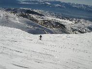 Gran Sasso d'Italia vu depuis Campo Imperatore. Valle Fredda, vallée adjacente permettant de redescendre à la base du téléphérique du Gran Sasso d'Italia skis aux pieds - L'Aquila