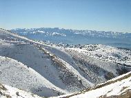 Gran Sasso d'Italia vu depuis Campo Imperatore. Valle Fredda, vallée adjacente permettant de redescendre à la base du téléphérique du Gran Sasso d'Italia skis aux pieds - L'Aquila