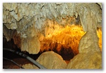 Le concrezioni che si dividono in stalattiti (concrezioni di calcare che si formano dall'alto verso il basso) e stalagmiti (concrezioni di calcare che si formano dal basso verso l'alto) e colonne (unione di una stalattite a una stalagmite). E' importantissimo sapere che queste concrezioni non vadano assolutamente toccate. Infatti il grasso presente sulle nostre mani impedirà alla concrezione di conitnuarsi a formare.