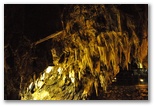Sala delle concrezioni e Lago Negro, tra la prima e la seconda cascata delle grotte. La formazione di concrezioni insieme alle luci disposte dai tecnici rende il paesaggio davvero affascintante. La presenza dell'acqua è costante e le grotte rappresentano una delle magnificenze che madre natura ci propone