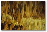 Sala delle concrezioni e Lago Negro, tra la prima e la seconda cascata delle grotte. La formazione di concrezioni insieme alle luci disposte dai tecnici rende il paesaggio davvero affascintante. La presenza dell'acqua è costante e le grotte rappresentano una delle magnificenze che madre natura ci propone