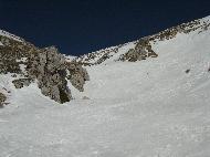 Gran Sasso d'Italia vu depuis Campo Imperatore. Valle Fredda, vallée adjacente permettant de redescendre à la base du téléphérique du Gran Sasso d'Italia skis aux pieds - L'Aquila