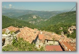 Pietracamela durante il periodo estivo. Una passeggiata verso i Prati di Tivo da quota 950 a 1450 metri.