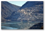Nei pressi di Civitella Alfedena: nei pressi del lago di Barrea il paese di Barrea