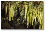 Sala de las Concreciones y Lago Negro, entre la primera y la segunda cascada. Las formaciones y la iluminación crean un paisaje fascinante. El agua está siempre presente, convirtiendo estas cuevas en una maravilla natural.