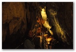 Ingresso in grotta. Il passaggio è ampio ed è stata costruita una passerella per permettere l'ingresso in grotta. Negli anni che precedevano il 1991 era proprio la mancanza di questo passaggio a precludere l'ingresso in grotta