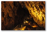 Ingresso in grotta. Il passaggio è ampio ed è stata costruita una passerella per permettere l'ingresso in grotta. Negli anni che precedevano il 1991 era proprio la mancanza di questo passaggio a precludere l'ingresso in grotta