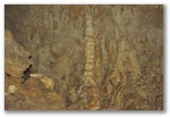 Sala delle concrezioni e Lago Negro, tra la prima e la seconda cascata delle grotte. La formazione di concrezioni insieme alle luci disposte dai tecnici rende il paesaggio davvero affascintante. La presenza dell'acqua è costante e le grotte rappresentano una delle magnificenze che madre natura ci propone