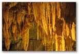 Sala delle concrezioni e Lago Negro, tra la prima e la seconda cascata delle grotte. La formazione di concrezioni insieme alle luci disposte dai tecnici rende il paesaggio davvero affascintante. La presenza dell'acqua è costante e le grotte rappresentano una delle magnificenze che madre natura ci propone