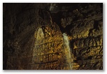 Sala della prima cascata: questa sala rappresenta uno dei luoghi più belli e maestosi della grotta. L'immagine si riferisce alla cascata nel periodo di agosto, quando la quantità di acqua che scorre nelle grotte è minima. Nei periodi invernali la cascata si presenta davvero maestosa