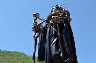 La processione e l'attesa della processione durante la messa a Cocullo