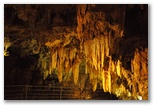 Sala delle concrezioni e Lago Negro, tra la prima e la seconda cascata delle grotte. La formazione di concrezioni insieme alle luci disposte dai tecnici rende il paesaggio davvero affascintante. La presenza dell'acqua è costante e le grotte rappresentano una delle magnificenze che madre natura ci propone