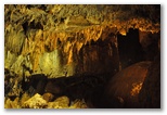 Le concrezioni che si dividono in stalattiti (concrezioni di calcare che si formano dall'alto verso il basso) e stalagmiti (concrezioni di calcare che si formano dal basso verso l'alto) e colonne (unione di una stalattite a una stalagmite). E' importantissimo sapere che queste concrezioni non vadano assolutamente toccate. Infatti il grasso presente sulle nostre mani impedirà alla concrezione di conitnuarsi a formare.