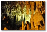 Sala delle concrezioni e Lago Negro, tra la prima e la seconda cascata delle grotte. La formazione di concrezioni insieme alle luci disposte dai tecnici rende il paesaggio davvero affascintante. La presenza dell'acqua è costante e le grotte rappresentano una delle magnificenze che madre natura ci propone