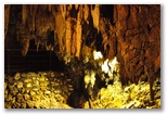 Sala delle concrezioni e Lago Negro, tra la prima e la seconda cascata delle grotte. La formazione di concrezioni insieme alle luci disposte dai tecnici rende il paesaggio davvero affascintante. La presenza dell'acqua è costante e le grotte rappresentano una delle magnificenze che madre natura ci propone