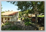 Pietracamela während der Sommersaison. Ein Spaziergang zu den Prati di Tivo von 950 bis 1450 Metern Höhe.