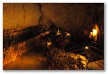 Ingresso in grotta. Il passaggio è ampio ed è stata costruita una passerella per permettere l'ingresso in grotta. Negli anni che precedevano il 1991 era proprio la mancanza di questo passaggio a precludere l'ingresso in grotta
