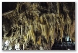 Sala delle concrezioni e Lago Negro, tra la prima e la seconda cascata delle grotte. La formazione di concrezioni insieme alle luci disposte dai tecnici rende il paesaggio davvero affascintante. La presenza dell'acqua è costante e le grotte rappresentano una delle magnificenze che madre natura ci propone