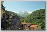Pietracamela durante il periodo estivo. Una passeggiata verso i Prati di Tivo da quota 950 a 1450 metri.