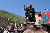 La processione e l'attesa della processione durante la messa a Cocullo